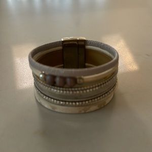 Adorable bracket with magnetic closure!